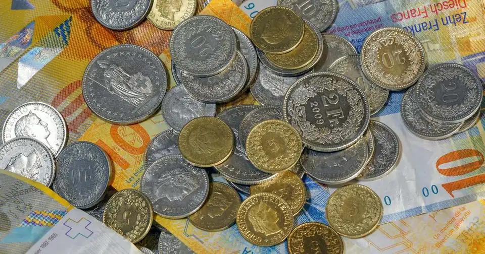 Szwajcarskie franki: monety i banknoty rozłożone obok siebie
